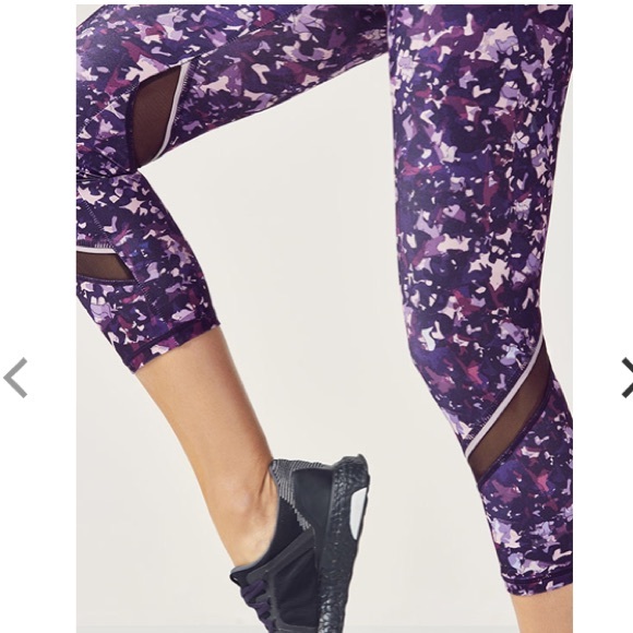 NWT Fabletics Debbie Capris - Picture 3 of 5